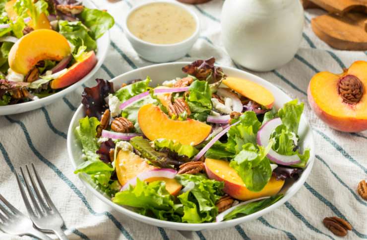 insalata di pesche con noci e cipolla