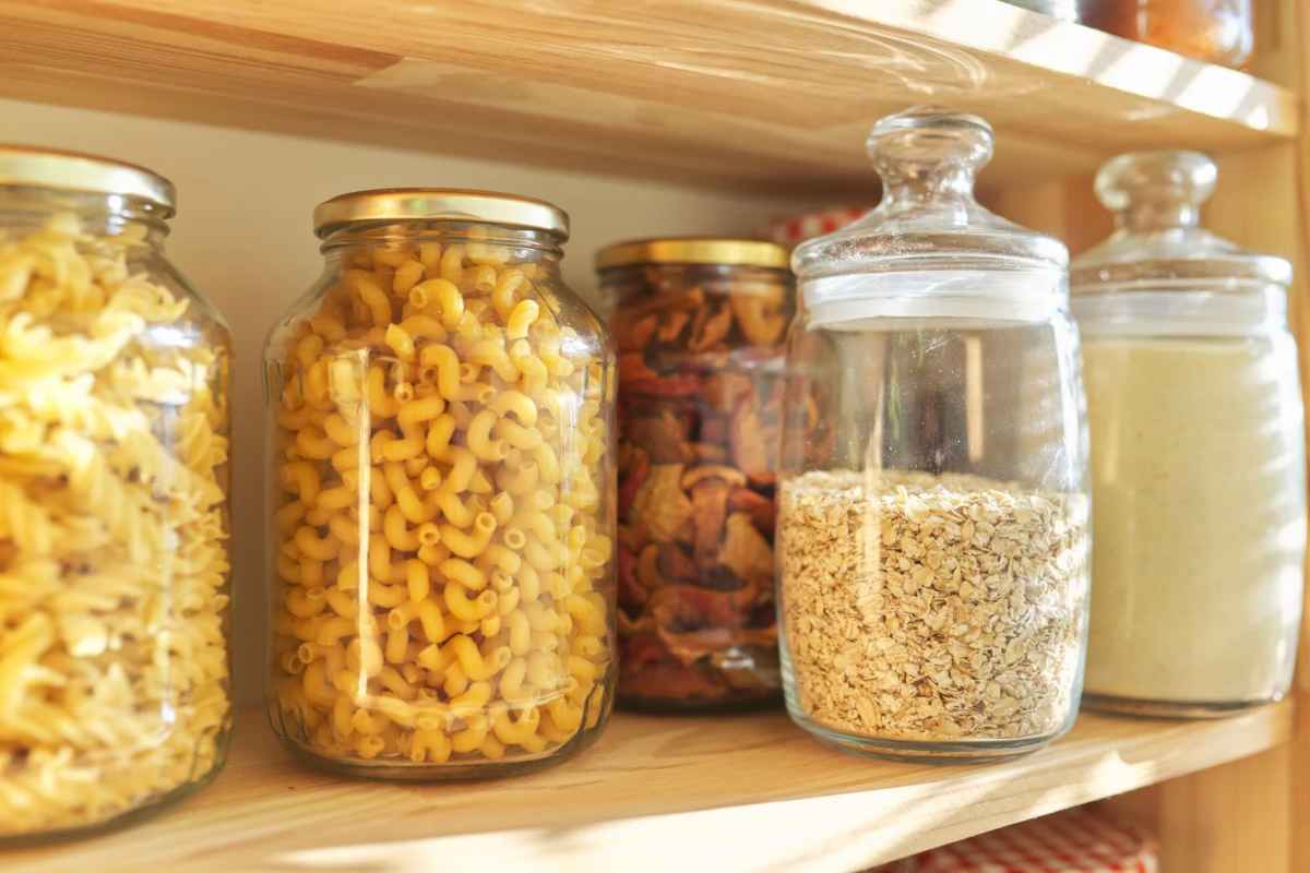 Barattoli di pasta e cereali in dispensa