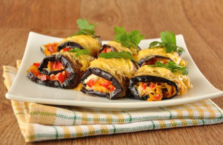 involtini di melanzane sopra ad un piatto