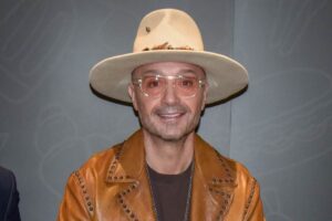 Joe Bastianich con cappello sulla testa