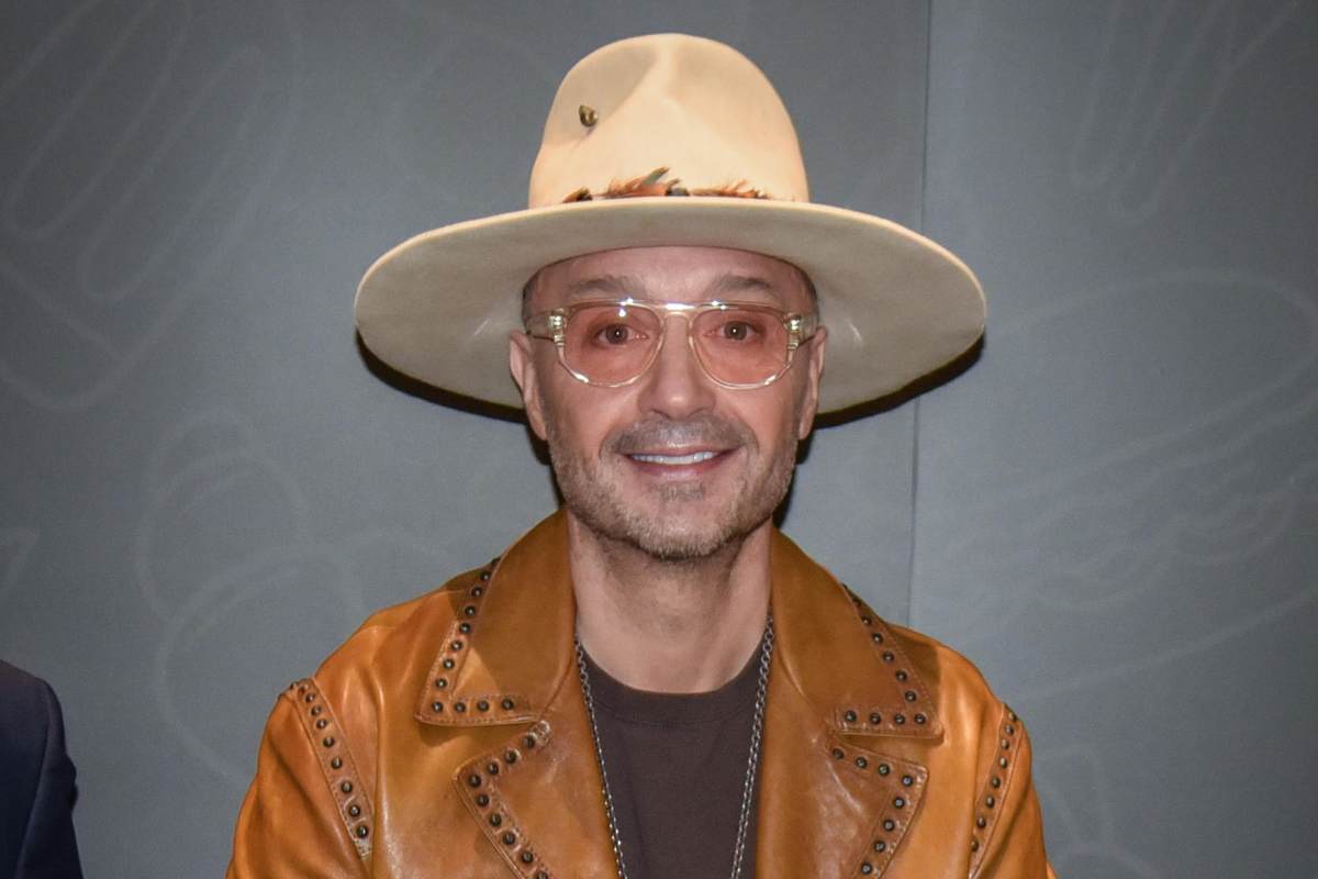 Joe Bastianich con cappello sulla testa