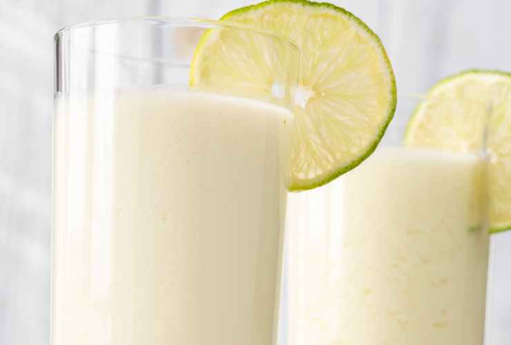 due bicchieri di limonata con limone a decorare