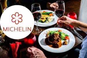 piatti in tavolo per due e logo stella michelin