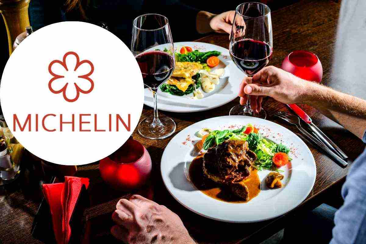 piatti in tavolo per due e logo stella michelin