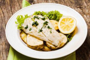 merluzzo in piatto con limone