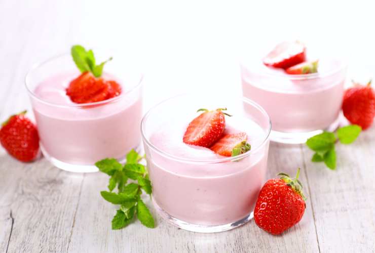 tre bicchieri di mousse alle fragole