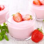 bicchieri di mousse alle fragole