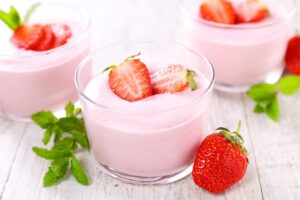 bicchieri di mousse alle fragole
