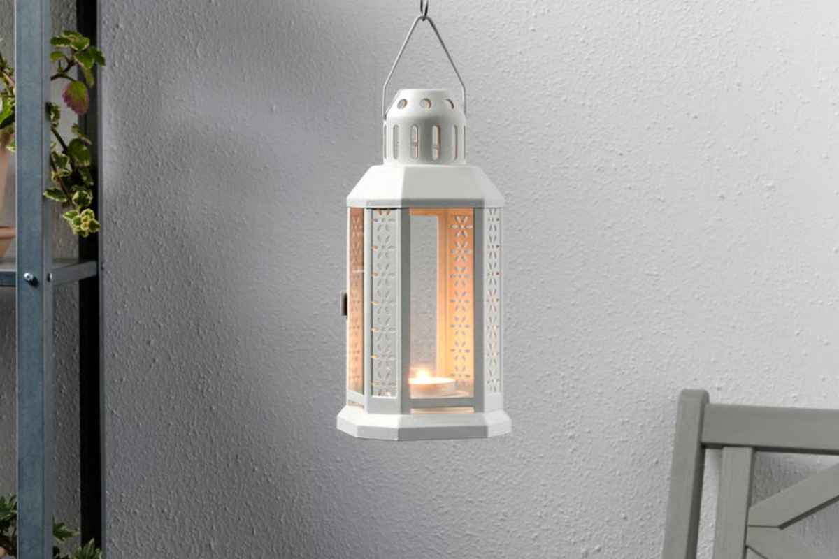 Lanterna di IKEA con una candelina accesa dentro