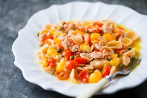 piatto di orecchiette con pomodorini tonno e capperi