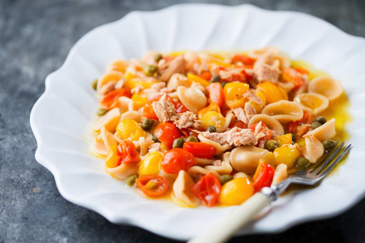 piatto di orecchiette con pomodorini tonno e capperi