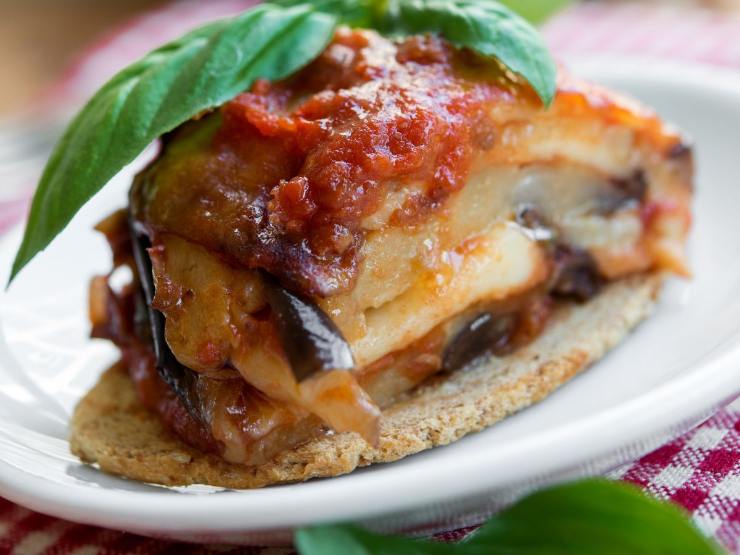 fetta di parmigiana su crostino
