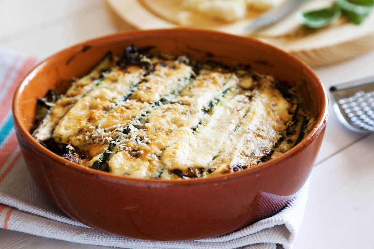 parmigiana bianca di zucchine in coccio