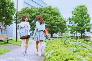 due ragazze fanno una passeggiata