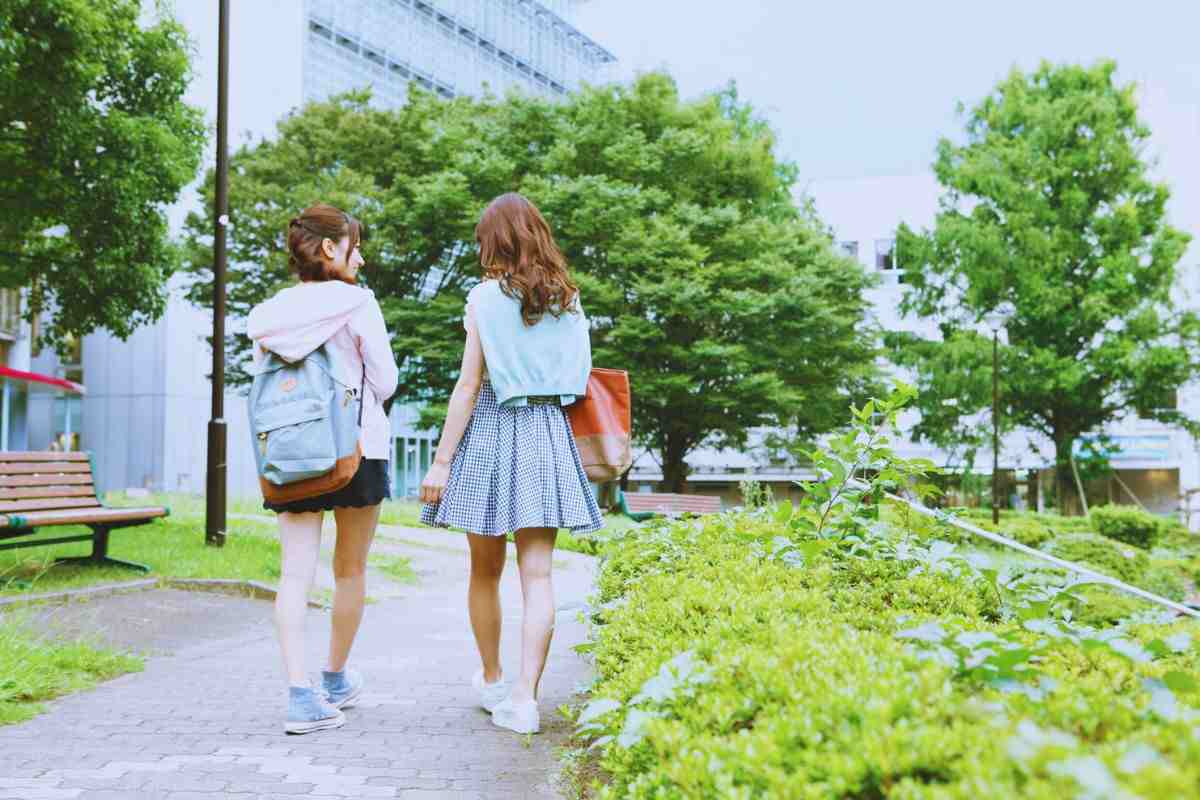 due ragazze fanno una passeggiata