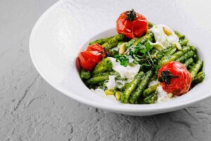 pasa pesto e formaggio in piatto