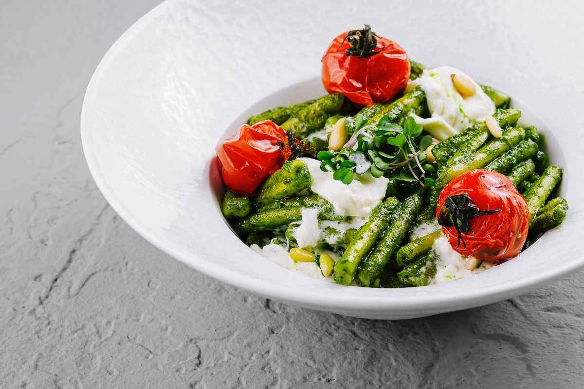pasa pesto e formaggio in piatto