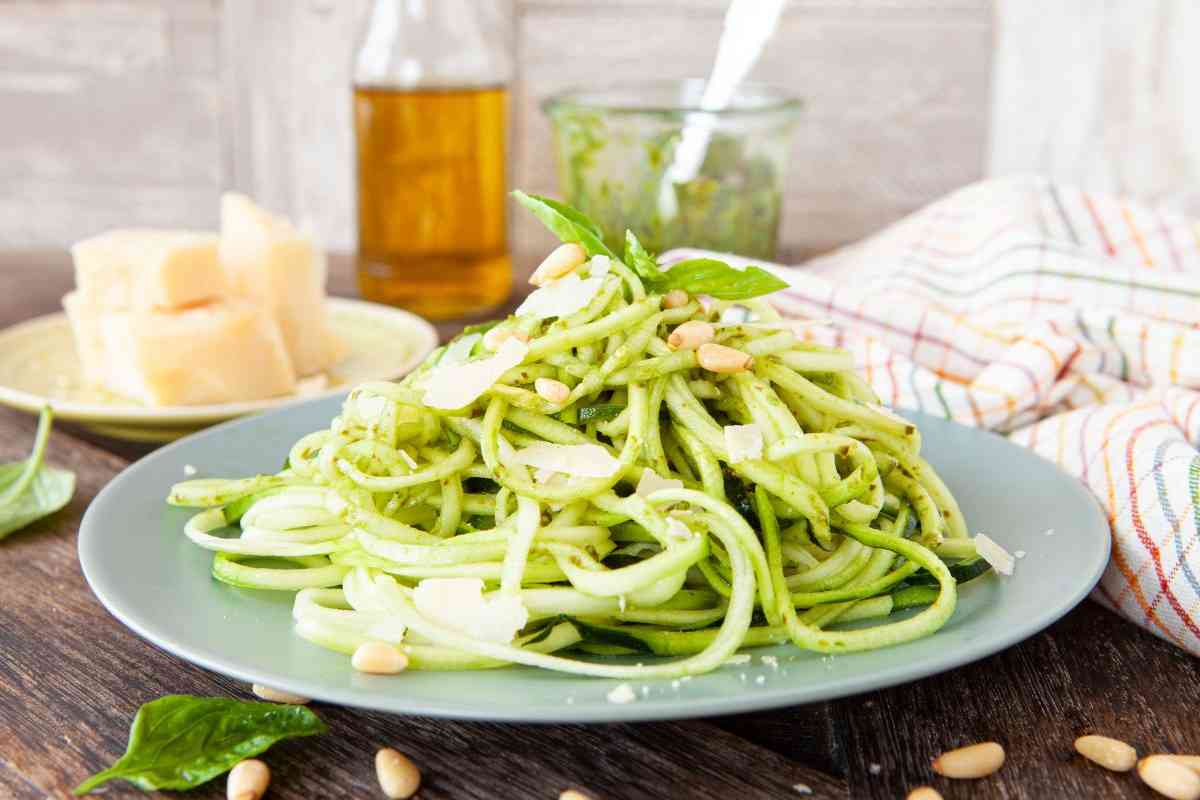 spaghetti di zucchine con pinoli e parmigiano