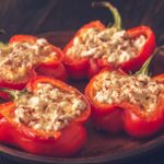 piatto di peperoni ripieni con feta