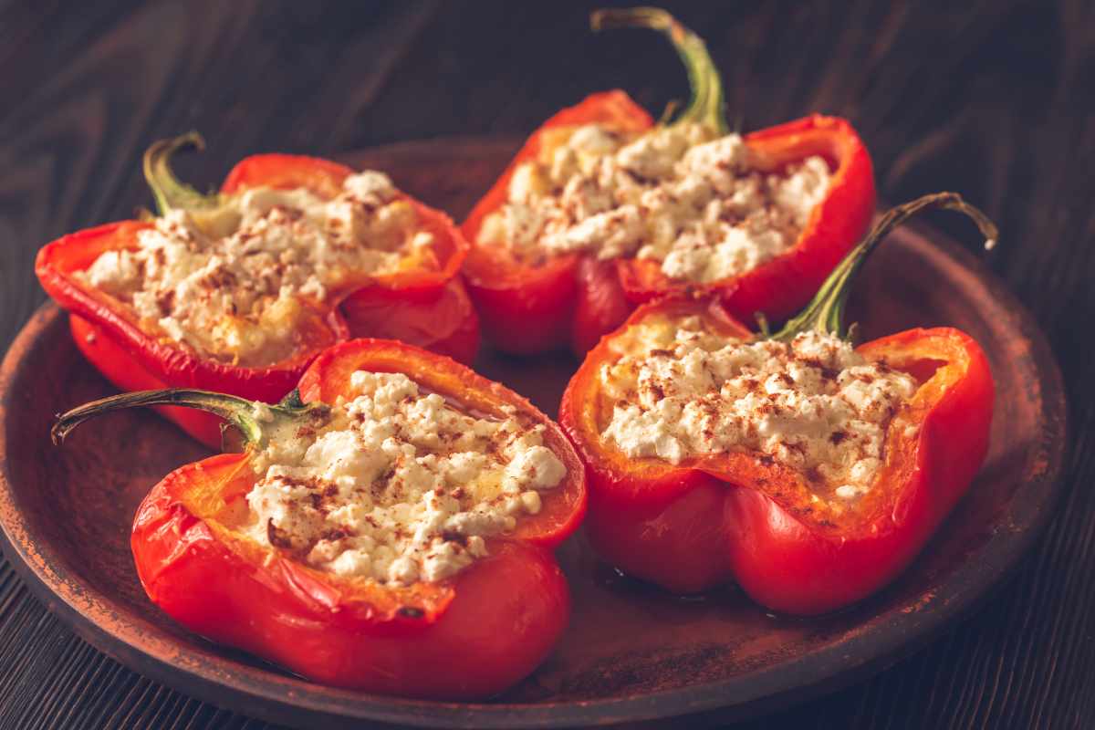 piatto di peperoni ripieni con feta