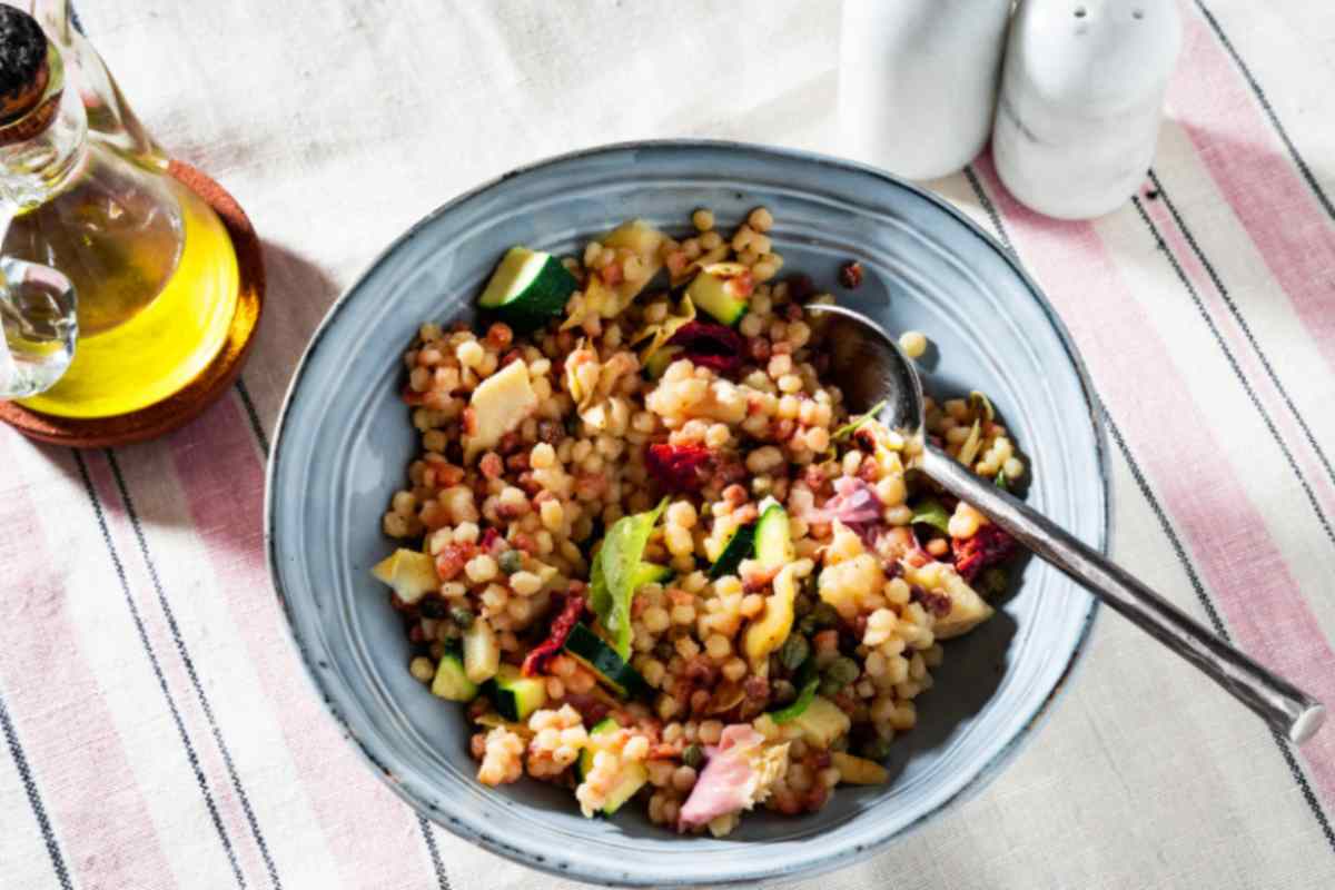 regola con verdure in una ciotola e accanto una bottiglia di olio