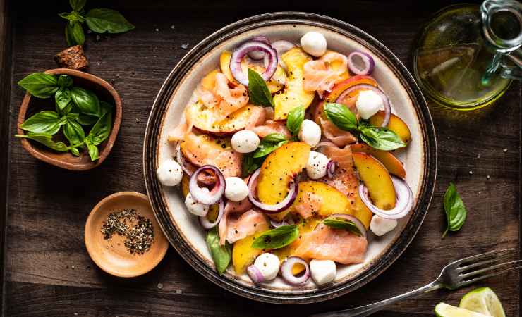 carpaccio di pesche e salmone con mozzarella e cipolla