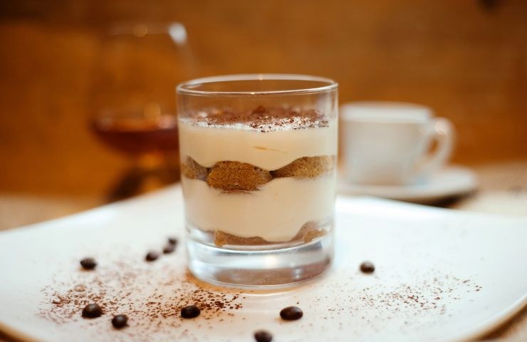 bicchiere con crema di tiramisù e savoiardi