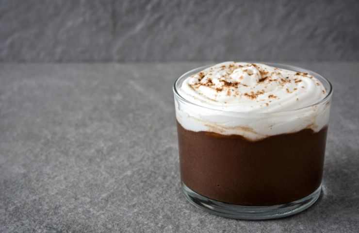 bicchiere dessert con panne cioccolato e cannella