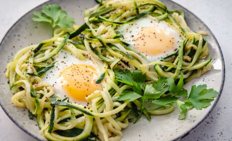 piatto con nidi di zucchine e uova