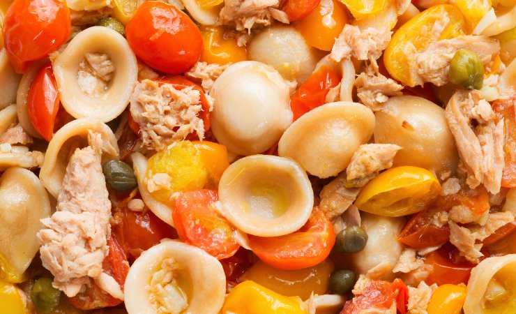 orecchiette con pomodori, tonno e capperi