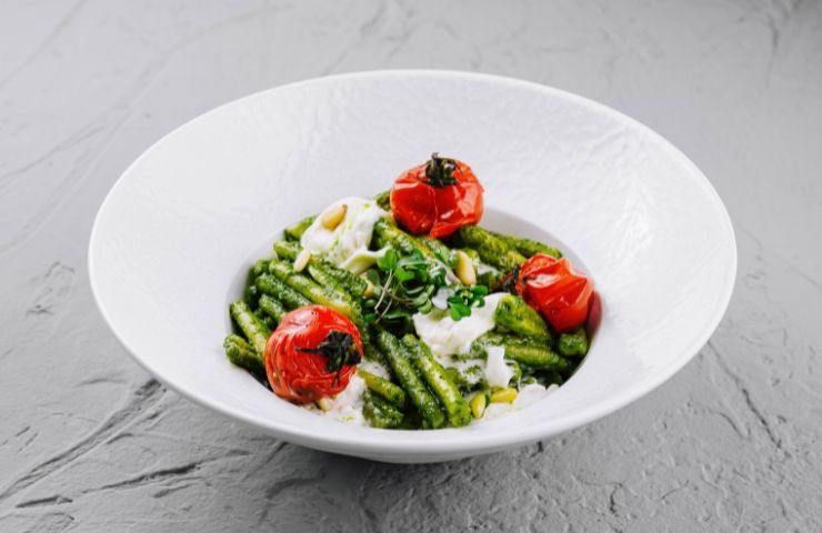 pasta al pesto con pomodori