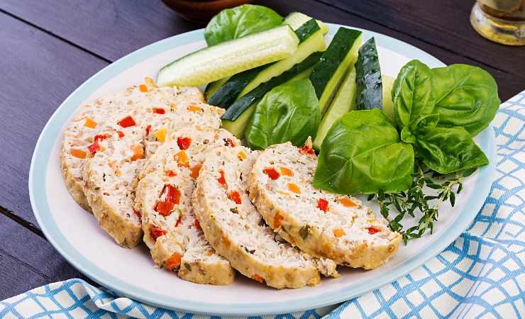 polpettone di pollo e verdure a fette con contorno