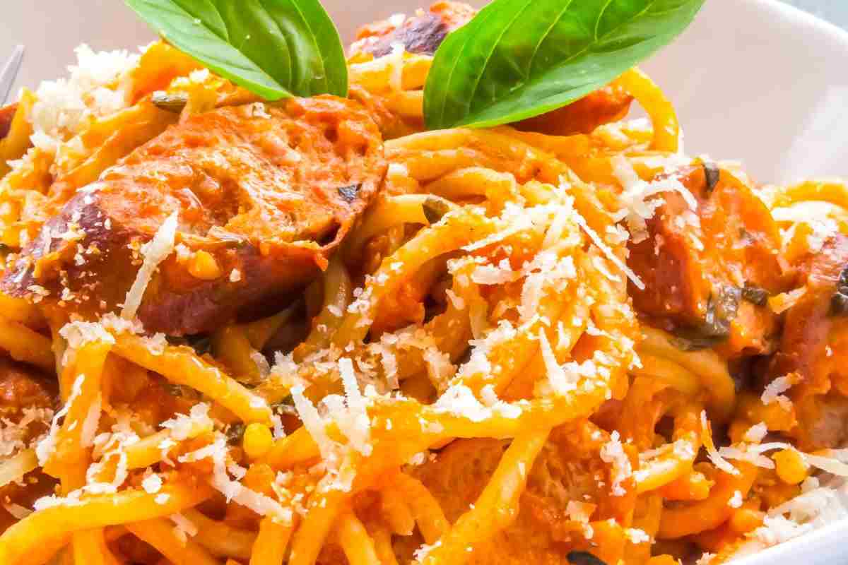 spaghetti al sugo con melanzane