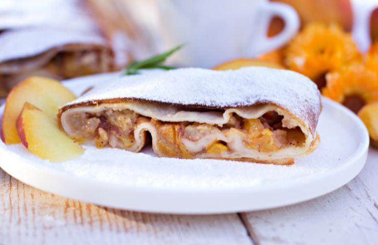 fetta di strudel alle pesche
