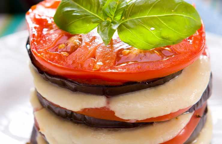 strati di melanzane grigliate pomodoro e mozzarella