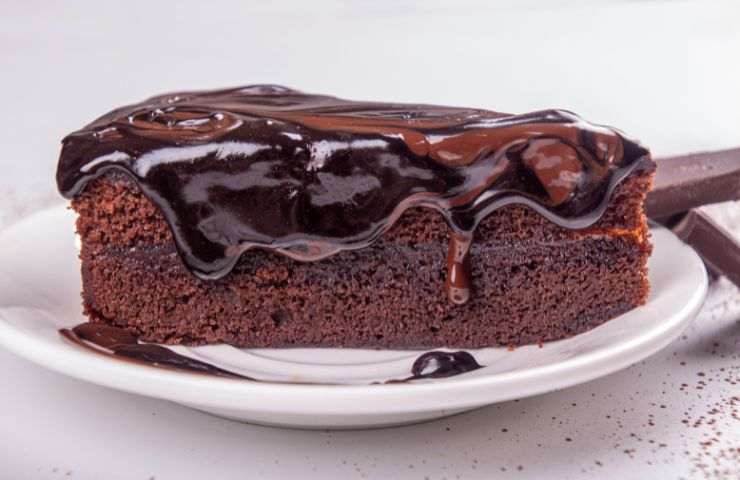 fetta di torta cioccolata glassata