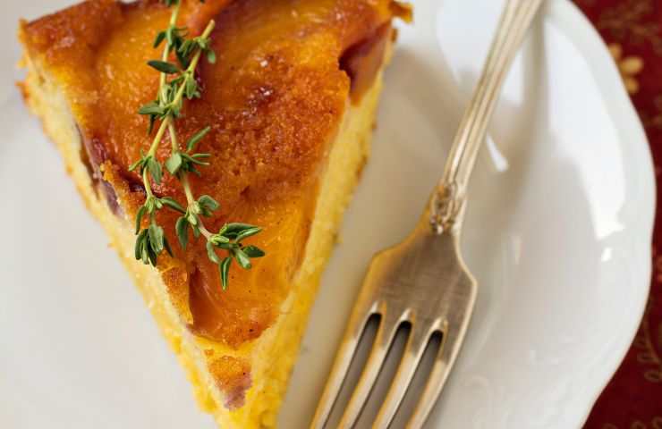 fetta di torta alle pesche