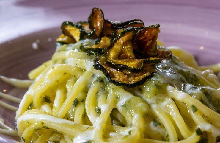 primo piano spaghetti alla nerano in piatto