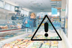 supermercato con una signora e segnale pericolo