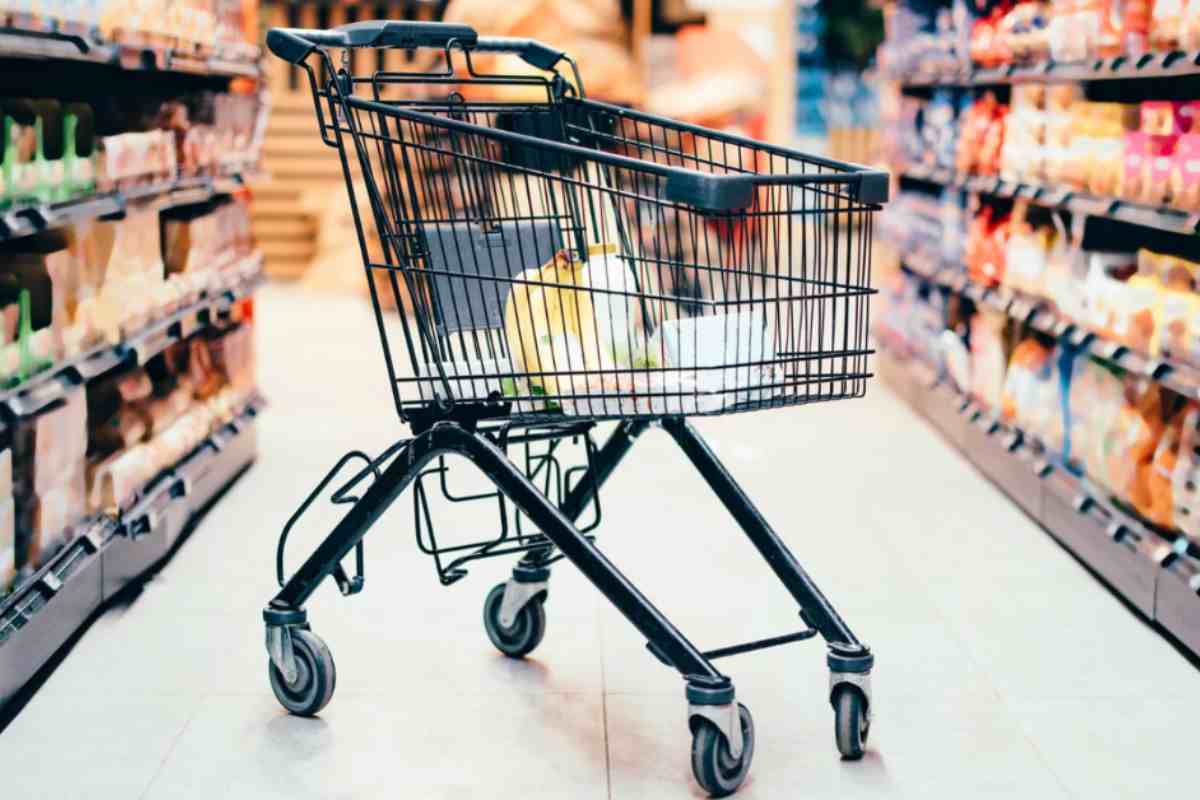Carrello della spesa in una corsia del supermercato