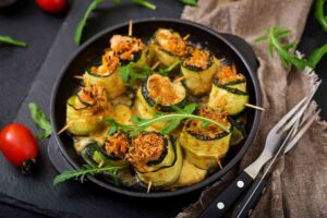 involtini di zucchine in piatto nero