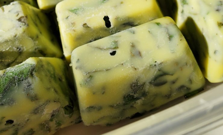 Cubetti di ghiaccio con olio e basilico