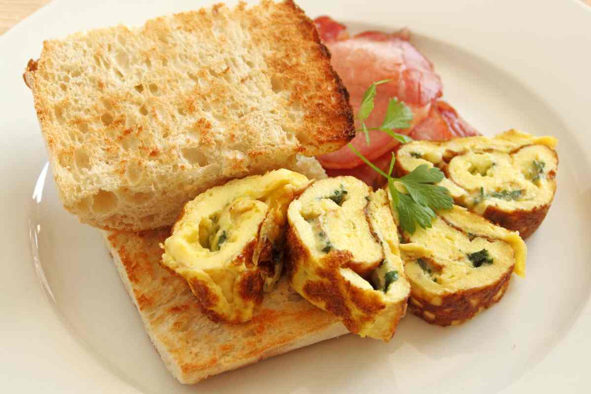 rotoli frittata con salumi e pane