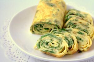 rotolo di frittata con rucola e formaggio