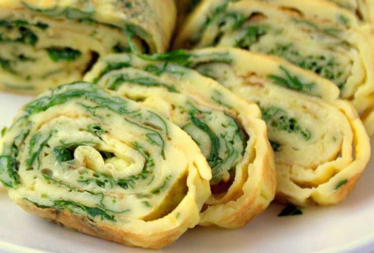 fette di rotolo di frittata con rucola e formaggio