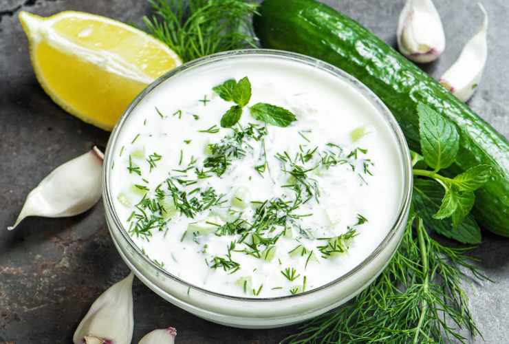 salsa tzatziki nella ciotola, cetriolo, aglio e limone