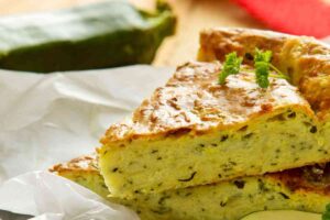 fetta di torta salata alle zucchine