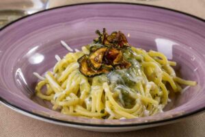 spaghetti alla nerano in piatto viola