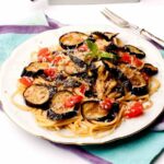 piatto con spaghetti e melanzane