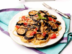 piatto con spaghetti e melanzane